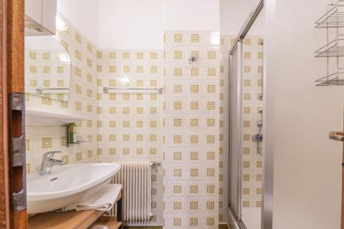 Un baño con lavabo y ducha en App Brunner, en Valdaora