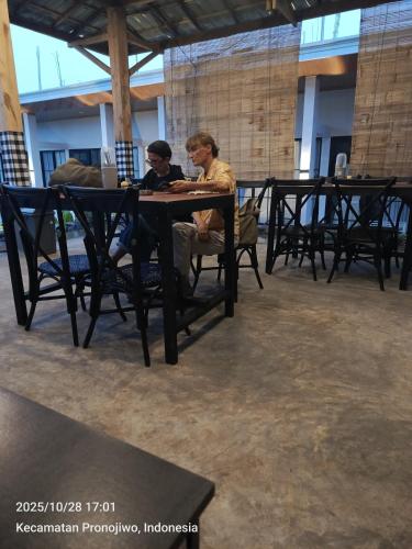 En restaurant eller et andet spisested på AJA Tumpaksewu Homestay