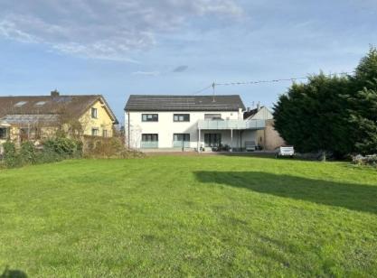 a large yard with two houses and a large grass field at Heimbi-Home No 5, 8 People, EuropaPark, E-Ladesäule in Kappel-Grafenhausen