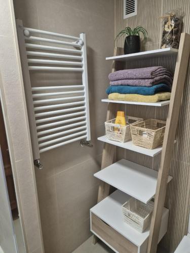 a bathroom with white shelves and a shower at La Villa De Lore, Piso Completo Apto 6 Personas Con Garaje in Avilés