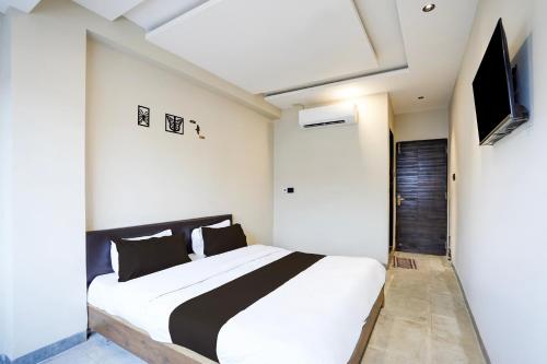 Postel nebo postele na pokoji v ubytování Hotel O Eternity Stays