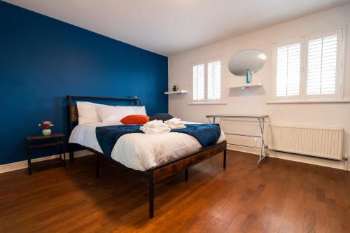 Postel nebo postele na pokoji v ubytování Modern 4-bed House near Excel London