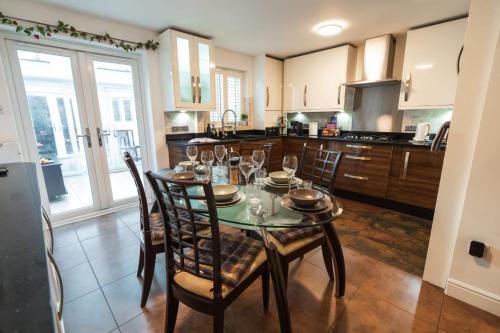 Η κουζίνα ή μικρή κουζίνα στο Business Ready-Corporate Stays-Contractors-Long term-Excel-Canary Wharf-Bank-Free parking