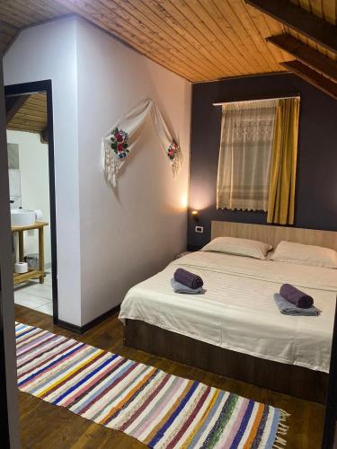 Llit o llits en una habitació de Cabana La Batranu