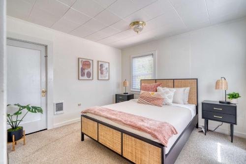een slaapkamer met een bed met witte muren bij The Reed Hideaway - Cozy 1BR & Private Yard in Woodstock