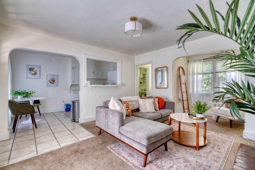 een woonkamer met een bank en een tafel bij The Reed Hideaway - Cozy 1BR & Private Yard in Woodstock