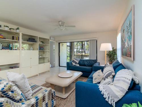 Posezení v ubytování Seaview #110 - Just Steps From 1 of 4 Public Beach Access Points