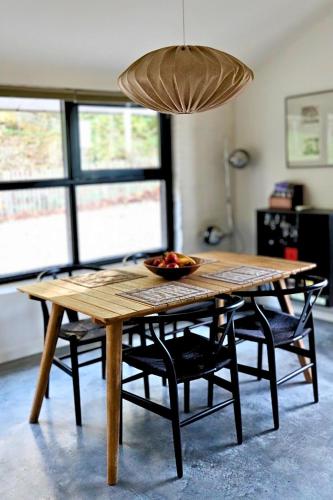 a wooden table with a bowl of fruit on it at Vakantiehuisjes Theodorus en Josephine - Landgoed Heerdeberg- Maastricht in Cadier en Keer