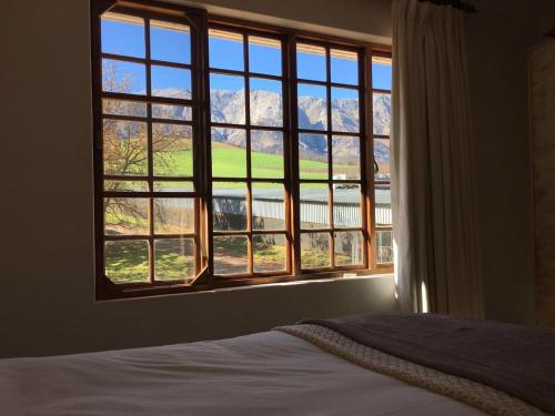 RomansrivierMosterts Hoek Guest House的卧室设有山景窗户