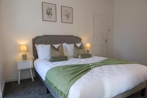 een slaapkamer met een groot bed met twee lampen bij Henderson Home Sleeps 3 with Allocated Parking in Pallion