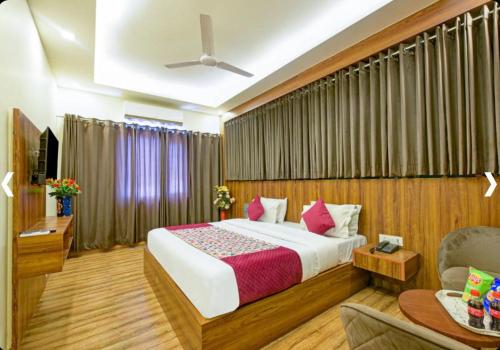 una habitación de hotel con una cama y un sofá en Hotel Verano, en Nueva Delhi
