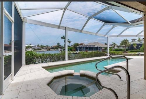 マルコ・アイランドにあるThe Seahorse House I Wide Views on Tip Lot Minutes from the Gulfの白い天蓋付きのスイミングプール、