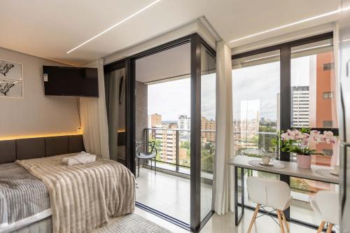 Ένα ή περισσότερα κρεβάτια σε δωμάτιο στο Varanda panorâmica | Suíte Comfort Batel