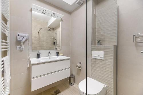 Et badeværelse på Poiana View Apartment