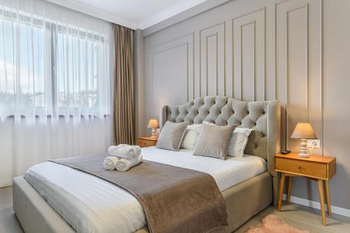 En eller flere senge i et værelse på Poiana View Apartment