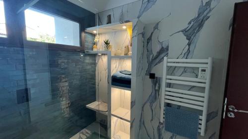 Køkken eller tekøkken på Jolie villa contemporaine