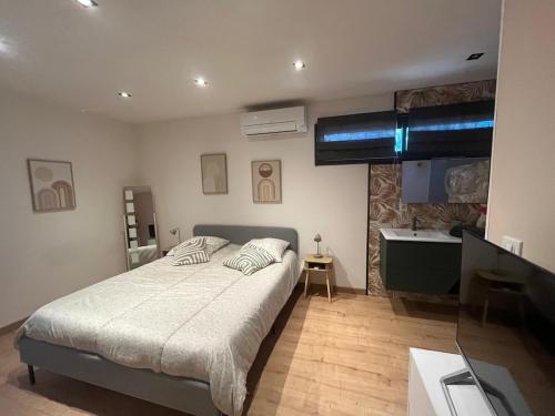 En eller flere senge i et værelse på Jolie villa contemporaine