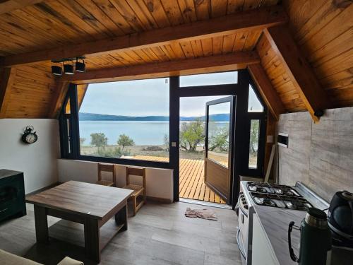cocina con fogones y mesa con vistas en Complejo Bahia de los Sueños, Cabaña Maitenes, en Aluminé