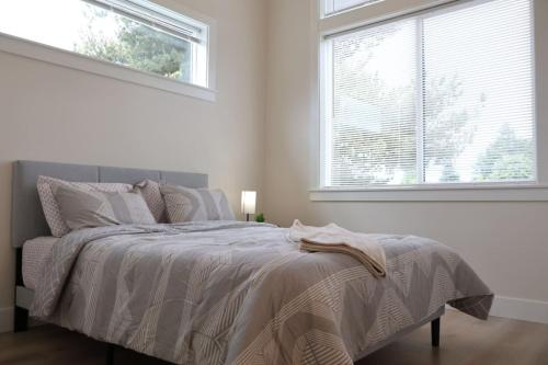 Postel nebo postele na pokoji v ubytování Quite And Cozy Retreat In Vanocuver Downtown