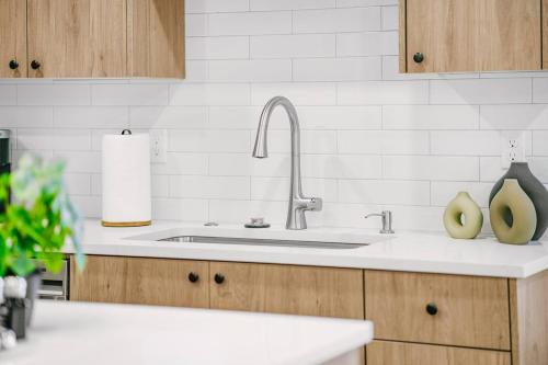 une cuisine avec un évier et deux poires sur le comptoir dans l'établissement New Spacious Evergreen Home For Family Getaways, à Gresham