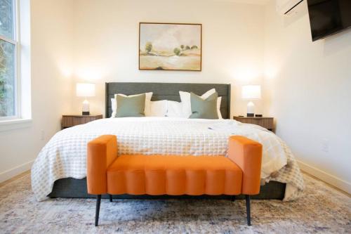 Postel nebo postele na pokoji v ubytování Newly Remodeled Luxury Home With Fireplace In Downtown