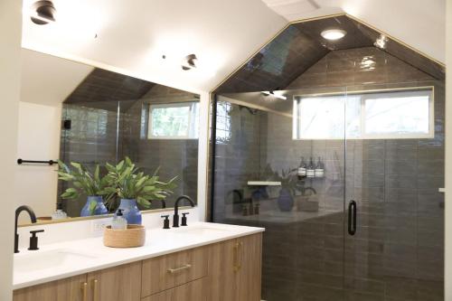 Koupelna v ubytování Newly Remodeled Luxury Home With Fireplace In Downtown