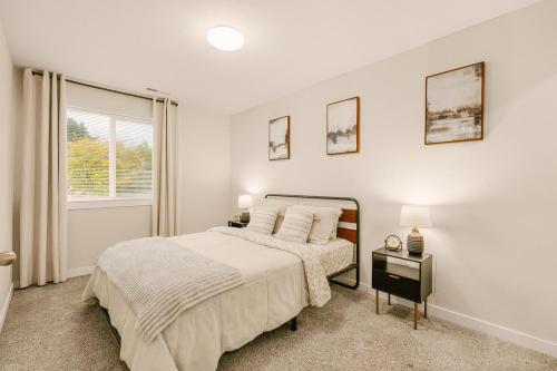 Postel nebo postele na pokoji v ubytování Unique Family Friendly Home In Downtown With Game Room