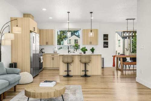 Fotografie z fotogalerie ubytování Beautiful Home with Full Kitchen, Balcony, and Centrally Located v destinaci Burton Homes