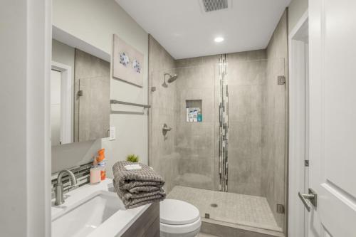 HazelwoodにあるModern Scandinavian Home, Near PDX and Downtownのシャワー、トイレ、洗面台を備えたバスルーム