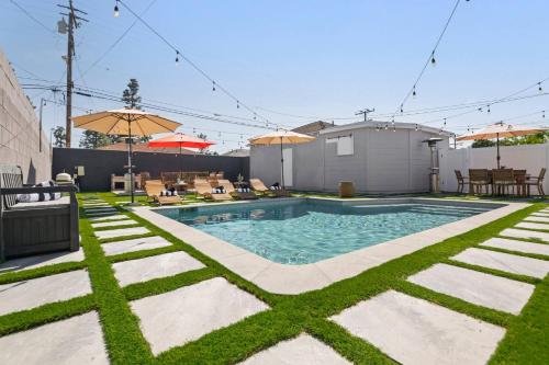a swimming pool in a yard with grass at Pool House Retreat near LAX, SoFi & Beach in Inglewood