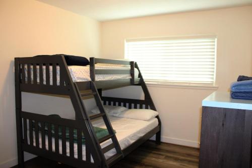 ein Etagenbett mit einer Leiter in einem Zimmer in der Unterkunft Walk to beach Galveston Getaway in Galveston