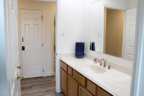 ein Badezimmer mit Waschbecken und Spiegel in der Unterkunft Walk to beach Galveston Getaway in Galveston