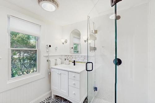 Koupelna v ubytování Coastal Hideaway