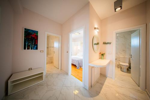 Ένα μπάνιο στο Pool Terrace Sea View Šarkić