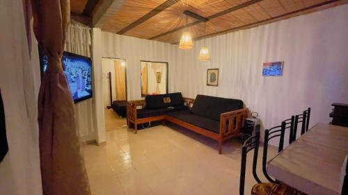 ein Wohnzimmer mit Sofa und Fernseher in der Unterkunft La Mesa - Manzanares in La Mesa