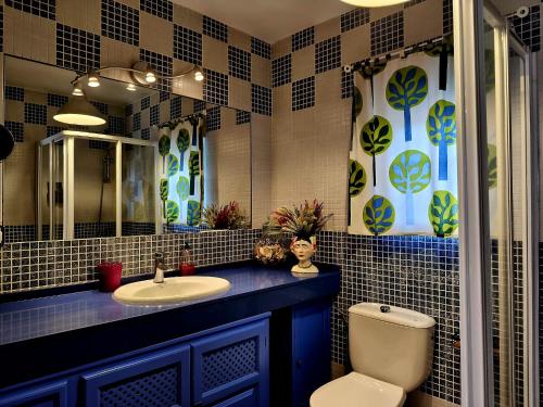 GuadajiraにあるVilla La Luna CHALET COMPLETOのトイレ、洗面台、鏡のあるバスルーム