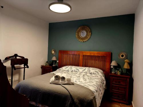 GuadajiraにあるVilla La Luna CHALET COMPLETOのタオルが敷かれたベッドのある寝室