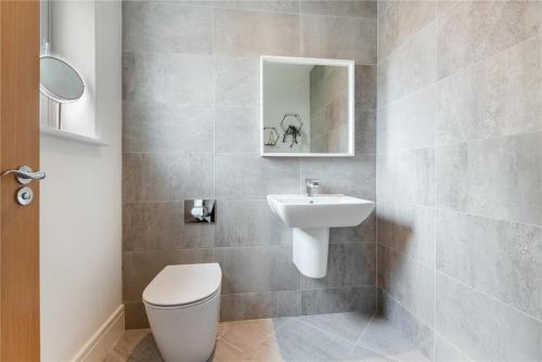 a bathroom with a white toilet and a sink at Oatlands Oasis-FREE PARKING-2 Minutes from M74 in Glasgow