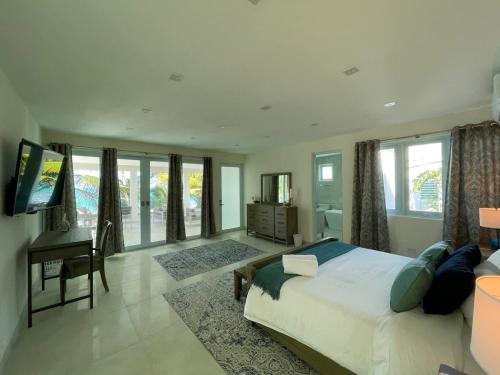 Televiisor ja/või meelelahutuskeskus majutusasutuses Beachfront Spacious Luxury Villa Private Pool