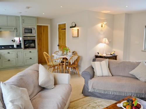 ein Wohnzimmer mit zwei Sofas und einem Tisch in der Unterkunft Cox Cottage - Pqqq in Pembury
