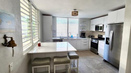 Köök või kööginurk majutusasutuses Beachfront Luxury Bungalow Private Premium Pool