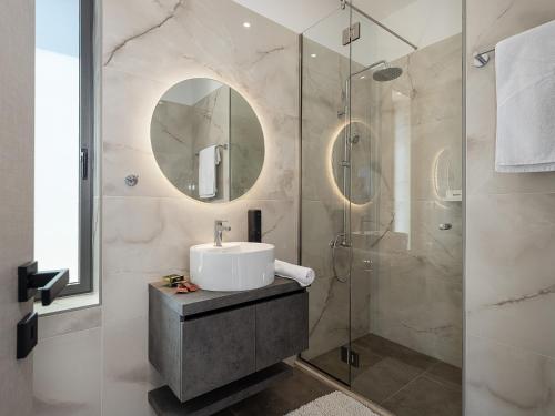 a bathroom with a sink and a shower at Sunny Vacay Villa in Stérnai