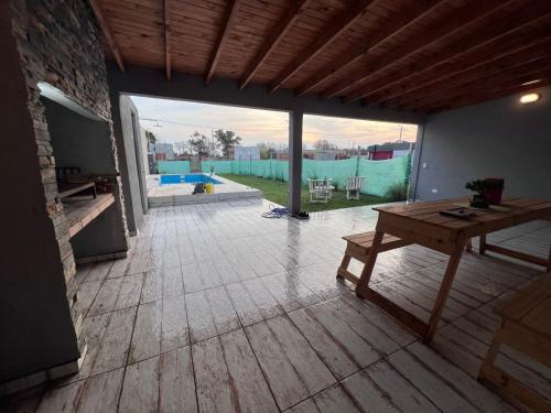 a living room with a wooden table and a patio at Quinta Los Barrera in Cañuelas