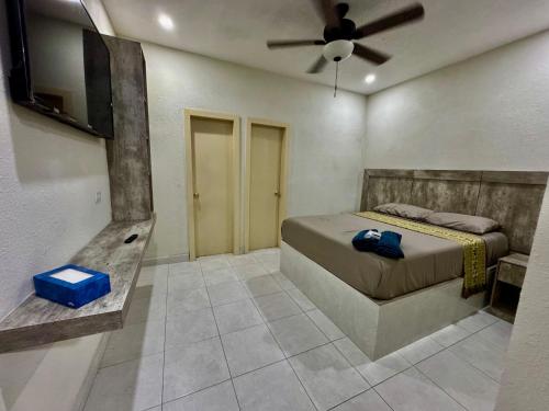 a bedroom with a bed and a ceiling fan at Mini Suits Limpias y Confortables in Villa de Ojinaga