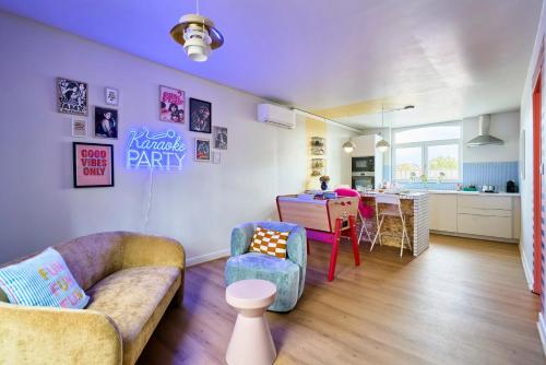 Posezení v ubytování Paillettes fever, maison avec karaoké, 3 chambres