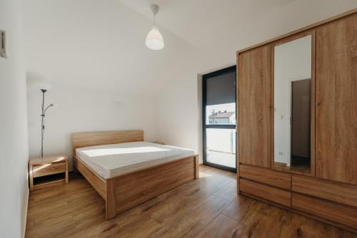 Postel nebo postele na pokoji v ubytování Apartamenty Tajęcina Lotnisko