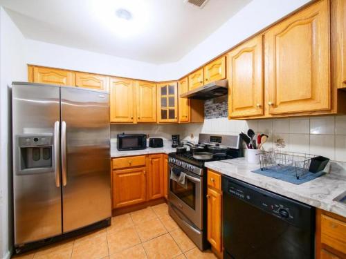 Kuchyň nebo kuchyňský kout v ubytování Charming Private Room in a Friendly Home mins to NYC