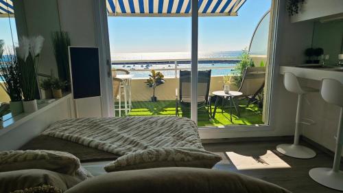 a bedroom with a bed and a view of the ocean at La petite Croisière - Vue Mer in Jard-sur-Mer
