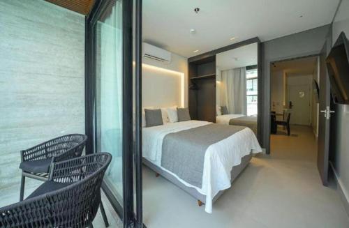 Apart-Resort Porto 2 Life في إيبوجوكا: غرفة نوم بها سرير وشرفة بها كرسيان