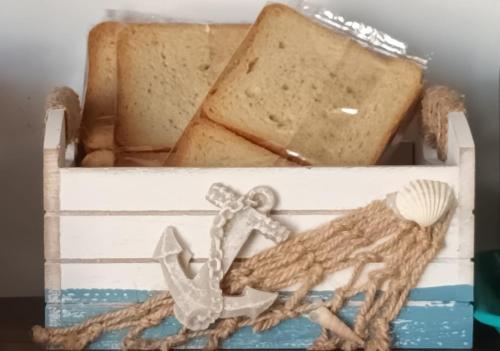 een houten kist met brood en een anker bij L'Arco sul Mare in Porto Cesareo